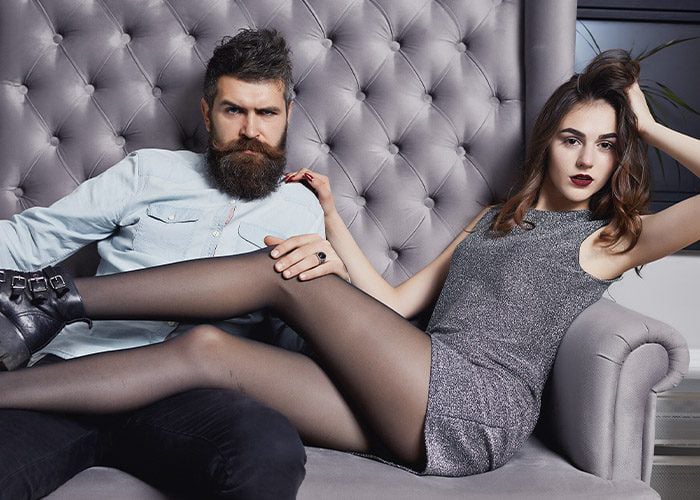 Erwachsenes Paar spricht über Erwartungen beim Sugar Dating